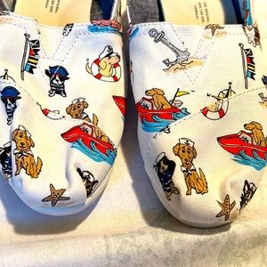 Adorable dog themed Tom’s. Bright & happy slip on shoes.